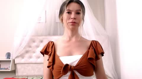 Snapshot of cherrycoloured chatting on 01/17/25, 12:31 Anna online show from 01/17/25, 12:31