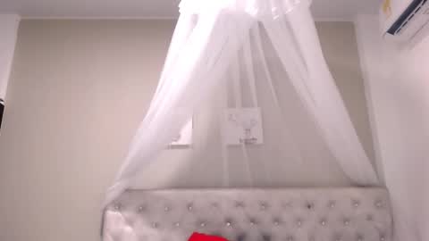 Snapshot of cherrycoloured chatting on 01/25/25, 10:18 Anna online show from 01/25/25, 10:18