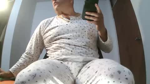 Snapshot of chicoguapo8 chatting on 11/22/25, 11:42 jorge online show from 11/22/25, 11:42