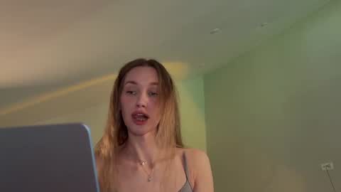 Snapshot of chillgoddess chatting on 06/11/26, 04:05 Goddess Vika - owner of all ur money online show from 06/11/26, 04:05