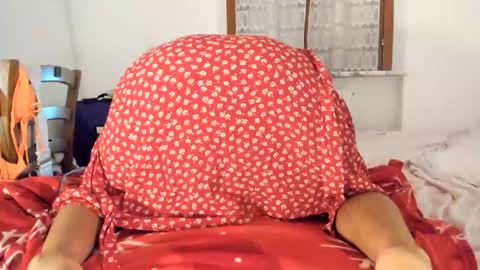 Snapshot of chillwithcamii chatting on 09/12/25, 12:22 yoursensualparadise online show from 09/12/25, 12:22