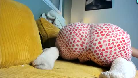 Snapshot of chillwithcamii chatting on 10/17/25, 01:20 yoursensualparadise online show from 10/17/25, 01:20