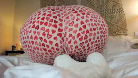 Snapshot of chillwithcamii chatting on 10/22/25, 01:17 yoursensualparadise online show from 10/22/25, 01:17