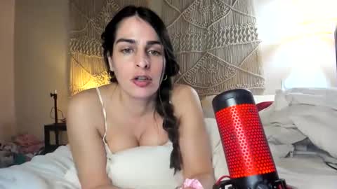 Snapshot of chillwithcamii chatting on 03/17/26, 12:15 yoursensualparadise online show from 03/17/26, 12:15