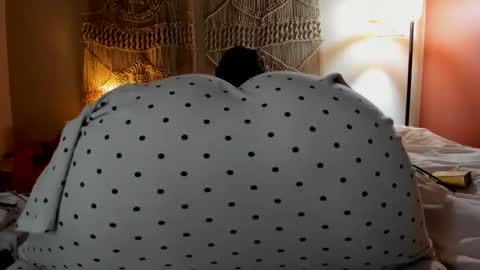 Snapshot of chillwithcamii chatting on 03/30/26, 04:30 yoursensualparadise online show from 03/30/26, 04:30