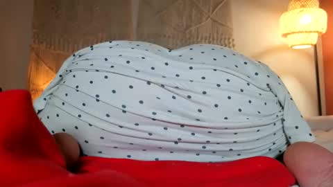 Snapshot of chillwithcamii chatting on 04/14/26, 09:43 yoursensualparadise online show from 04/14/26, 09:43