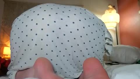 Snapshot of chillwithcamii chatting on 04/15/26, 11:49 yoursensualparadise online show from 04/15/26, 11:49