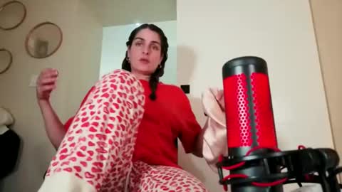 Snapshot of chillwithcamii chatting on 04/24/26, 10:23 yoursensualparadise online show from 04/24/26, 10:23