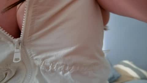 Snapshot of chillwithcamii chatting on 07/17/26, 10:00 yoursensualparadise online show from 07/17/26, 10:00