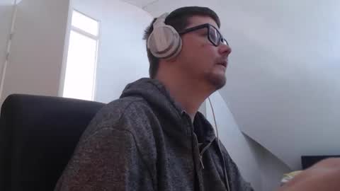 Snapshot of chillzonecam chatting on 03/28/26, 02:05 chillzonecam online show from 03/28/26, 02:05