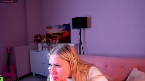 Snapshot of chloe_alba chatting on 04/26/26, 02:53 Chloe online show from 04/26/26, 02:53