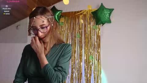 Chloe Bitelly online show from 03/17/26, 07:50