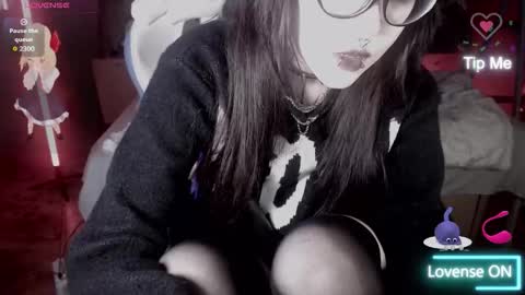 Snapshot of chloe_crystall_killer chatting on 09/19/25, 01:40 chloe_crystall_killer online show from 09/19/25, 01:40