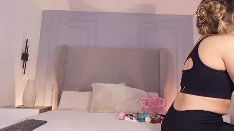 Snapshot of chloe_dee_ chatting on 07/04/26, 01:06 Chloe online show from 07/04/26, 01:06