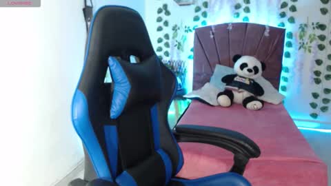 Snapshot of chloe_laurent03 chatting on 10/21/25, 08:31  CHLOE online show from 10/21/25, 08:31