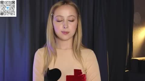 Snapshot of chloe_novel chatting on 10/10/25, 11:53 Chloe online show from 10/10/25, 11:53