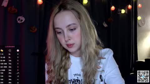 Snapshot of chloe_novel chatting on 10/28/25, 03:43 Chloe online show from 10/28/25, 03:43