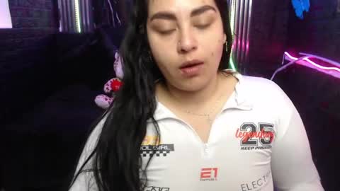 chloe_smith5 online show from 04/14/26, 01:17