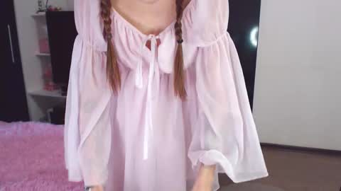 Snapshot of chloe_sunny chatting on 09/18/25, 12:40 Chloe online show from 09/18/25, 12:40