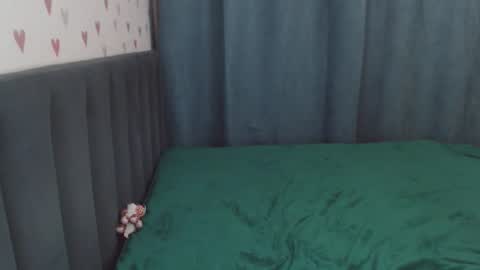 Snapshot of chloe_sunny chatting on 10/10/25, 07:35 Chloe online show from 10/10/25, 07:35