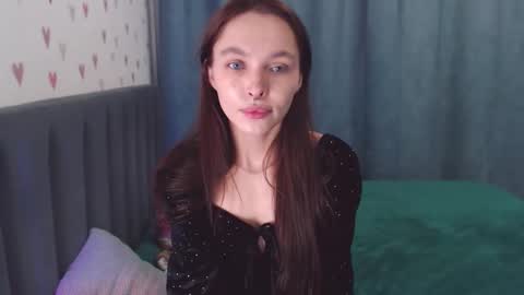 Snapshot of chloe_sunny chatting on 11/30/25, 12:42 Chloe online show from 11/30/25, 12:42