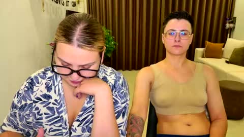 Snapshot of chloe_x_ chatting on 04/19/26, 06:10 Eva and Sandra online show from 04/19/26, 06:10