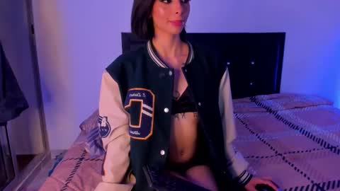 Snapshot of chloeaddamss chatting on 11/29/25, 04:37 3 online show from 11/29/25, 04:37