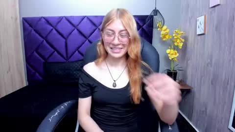 Snapshot of chloecampbell03 chatting on 10/20/25, 05:35 chloecampbell03 online show from 10/20/25, 05:35