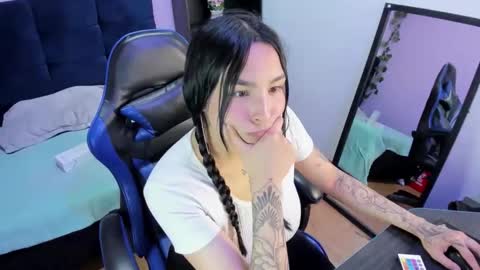 Snapshot of chloee_thompson chatting on 10/22/25, 12:11 ChloeeThompson online show from 10/22/25, 12:11