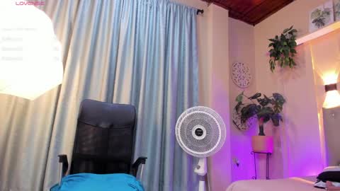 Snapshot of chloerossee chatting on 04/08/26, 01:27 Chloe rosse online show from 04/08/26, 01:27