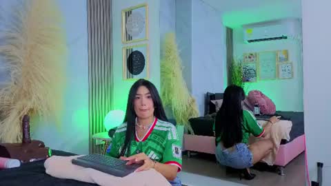 Snapshot of chlooee_ chatting on 06/25/26, 05:12 Chlooe online show from 06/25/26, 05:12