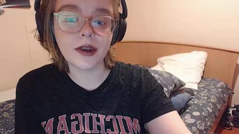 Snapshot of chmiri chatting on 11/25/25, 01:44 chmiri online show from 11/25/25, 01:44