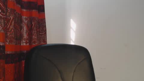 Snapshot of choco_petitqueen chatting on 12/20/24, 09:00 choco_petitqueen online show from 12/20/24, 09:00