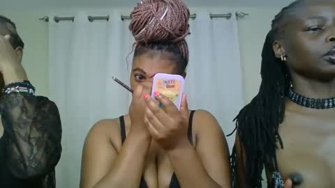 Snapshot of choco_violet chatting on 02/13/25, 04:43 VIOLET online show from 02/13/25, 04:43