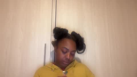 Snapshot of chocolatecakequeen chatting on 12/23/25, 02:53 ChocolateCakeQueen online show from 12/23/25, 02:53