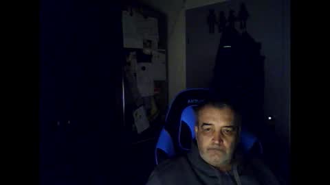 Snapshot of chris250268 chatting on 10/12/25, 04:00 Chris online show from 10/12/25, 04:00