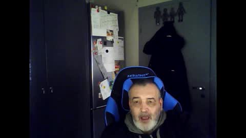 Snapshot of chris250268 chatting on 11/08/25, 12:38 Chris online show from 11/08/25, 12:38