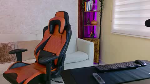 Snapshot of chris_reilly chatting on 11/21/25, 01:21 chris reilly online show from 11/21/25, 01:21