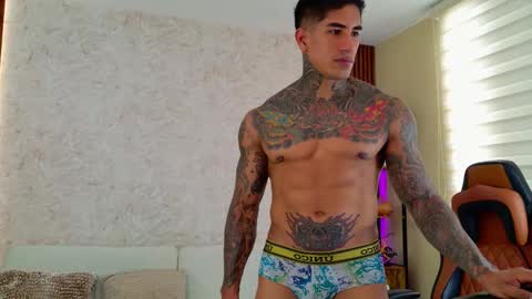 Snapshot of chris_reilly chatting on 12/05/25, 01:20 chris reilly online show from 12/05/25, 01:20