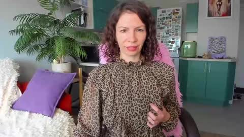 Snapshot of christina_hot chatting on 06/01/26, 11:01 Chris online show from 06/01/26, 11:01