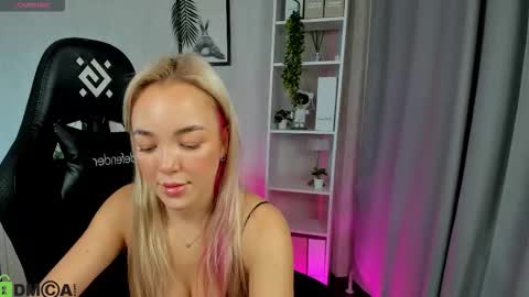 Snapshot of christy_little chatting on 11/17/25, 12:49 hristy3 online show from 11/17/25, 12:49