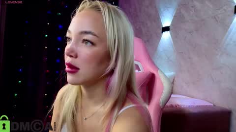 Snapshot of christy_little chatting on 11/26/25, 12:33 hristy3 online show from 11/26/25, 12:33