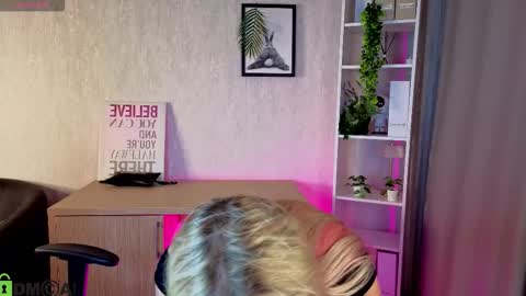 Snapshot of christy_little chatting on 12/04/25, 01:04 hristy3 online show from 12/04/25, 01:04