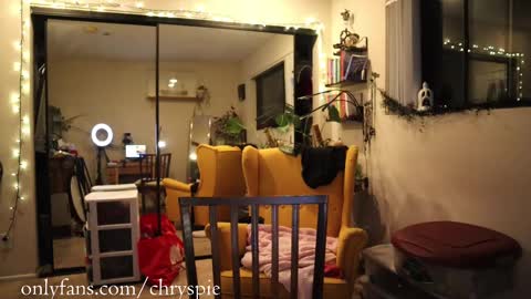 Snapshot of chrysanthulu chatting on 10/04/25, 05:27 Chrys online show from 10/04/25, 05:27