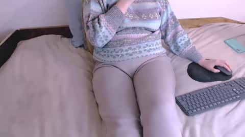 Snapshot of chubbymaia chatting on 11/27/25, 07:49 Maia online show from 11/27/25, 07:49