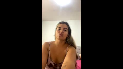 Snapshot of cielo_sky_blue chatting on 06/08/26, 01:28 Azul online show from 06/08/26, 01:28