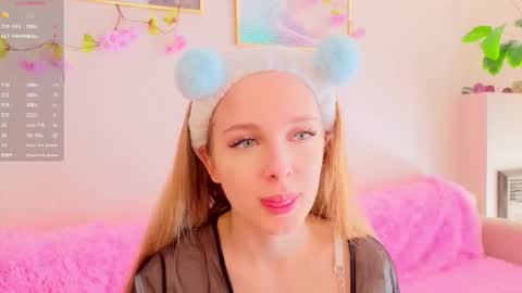 Snapshot of cindyreming01 chatting on 09/17/25, 06:48 indy online show from 09/17/25, 06:48