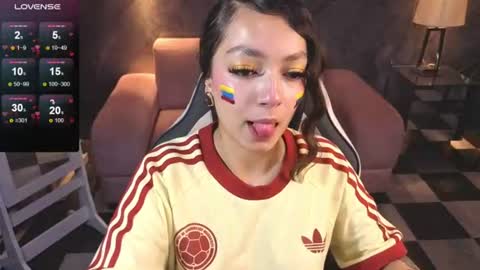 Snapshot of cinnamon_b chatting on 06/17/26, 12:50 Cinnamon online show from 06/17/26, 12:50