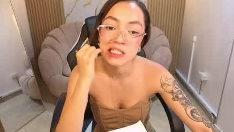 Snapshot of cinnamon_b chatting on 07/23/26, 01:58 Cinnamon online show from 07/23/26, 01:58
