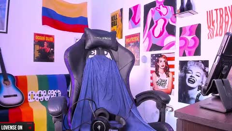 Snapshot of cinnamon_boyxxx chatting on 12/25/24, 08:18 David     Independent Model online show from 12/25/24, 08:18